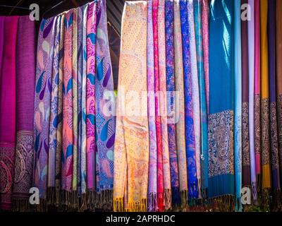 Marché de foulards et châles marocains traditionnels aux couleurs vives Banque D'Images