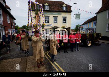 Les épreuves de Dunmow Fitch permettent d'attribuer une fosse de bacon à des couples mariés de n'importe où dans le monde, s'ils peuvent satisfaire le juge et le jury de 6 maïdiens et 6 Bachelors qui en 'douzivemonth et un jour', ils n'ont pas "wisht eux-mêmes non mariés de nouveau". Une référence à la fosse de Dunmow peut même être trouvée dans L'Épouse de Bath's Tale dans les Tales de Canterbury du XIVe siècle de Chaucer. Les épreuves de Fitch ont lieu tous les 4 ans à Great Dunmow, dans l'Essex, en Angleterre. Photo : Mark BULLIMORE Banque D'Images