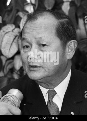 Aankomst op Schiphol van ministre van Buitenlandse Zaken Tran Van Lam van Zuid-Vietnam 29 avril 1971 Banque D'Images