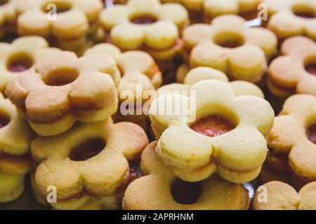 Gros plan de nombreux cookies l'un sur l'autre avec de la confiture Banque D'Images