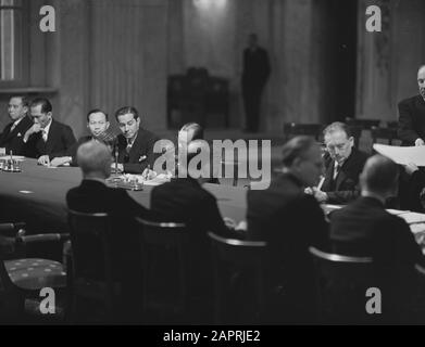 Transfert de souveraineté en Indonésie au Palais Royal sur la place du Dam. Le premier ministre de l'Indonésie, Mohammed Hatta, signe la date de l'acte : 27 décembre 1949 lieu : Amsterdam mots clés : accords internationaux Nom personnel : Hatta, Mohammad Banque D'Images