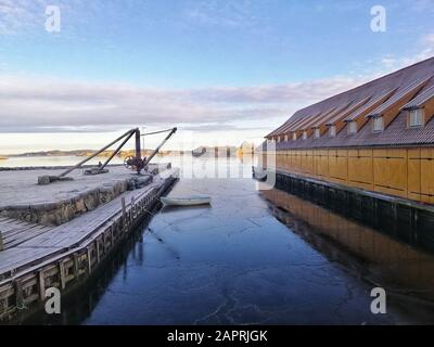 Paysage d'un bâtiment au bord du lac à Stavern, Norvège Banque D'Images