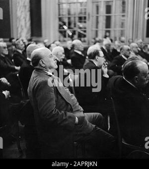 Adresse Štefan Osuský pour l'Académie diplomatique internationale Les Diplomates internationaux écoutent le discours de Štefan Osuský (non visible sur la photo) Annotation: Le sujet du discours d'Osuský était l'equilibre politique de l'Europe. Date : 23 juin 1938 lieu : Paris mots clés : diplomates, audition, hommes, discours Banque D'Images