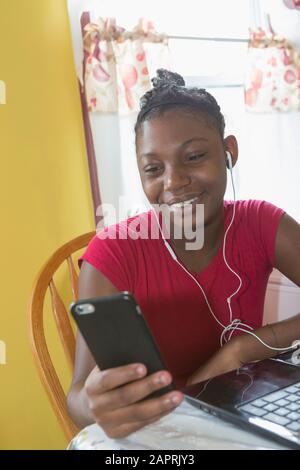 Adolescent souffrant du trouble bipolaire regardant le téléphone Banque D'Images