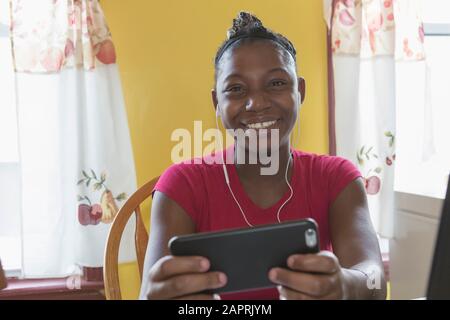 Adolescent souffrant du trouble bipolaire regardant le téléphone Banque D'Images