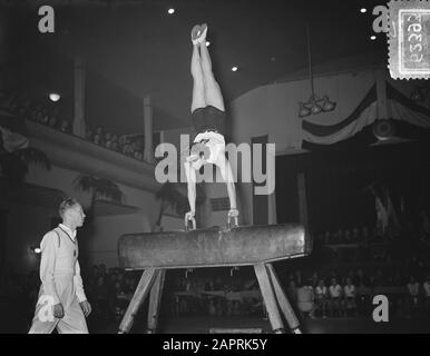 Championnats nationaux de gymnastique pour femmes Deventer Dini Curl Date: 10 janvier 1954 lieu: Deventer mots clés: Turnchampionnats Nom personnel: Dini Krul Banque D'Images