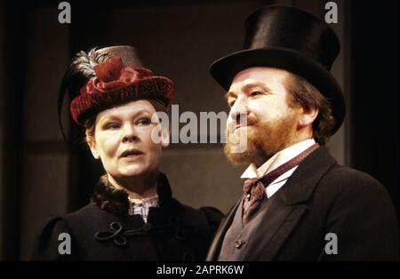 Judi Dench et Michael Williams en tant que Carrie et Charles Pooter en MR & MRS NOBODY de Keith Waterhouse adapté du roman "The Diary of a Nobody" de George & Weedon Grosmith dirigé par Ned Sherrin au Garrick Theatre, Londres en 1986. Dame Judith Olivia Dench CH DBD FRSA, née en 1934. Marié à l'acteur Michael Williams de 1971 à sa mort en 2001. Ils avaient une fille, l'actrice Finty Williams, née en 1972. Banque D'Images