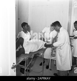 Voyage au Suriname et aux Antilles néerlandaises Dokter Duurvoort donne une injection anesthésique dans l'hôpital "Princess Juliana" dans la station de câble Date: 1947 lieu: Station de câble, Suriname mots clés: Médecins, Patients, hôpitaux Nom personnel: Duurvoort, [.] Banque D'Images