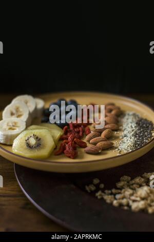 Assiette de petit déjeuner saine de fruits et de graines Banque D'Images