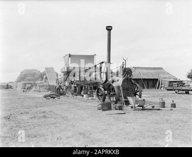 Reportage Noord-Holland Thresher avec un moteur à vapeur comme un trajet dans la Anna Paulownapolder Date: 1 Janvier 1930 lieu: Anna Paulowna, Noord-Holland mots clés: Agriculture, machines, récolte Banque D'Images