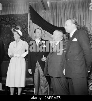 50ème anniversaire usine de cigares Karel i Eindhoven Trois hommes et une femme pendant une réception; 2ème du directeur de l'usine de gauche Jan van Abbe Date: 1 Janvier 1950 lieu: Eindhoven mots clés: Directeurs, usines, vêtements de fête, réceptions, industrie du tabac Nom personnel: Abbe, Jan van Banque D'Images