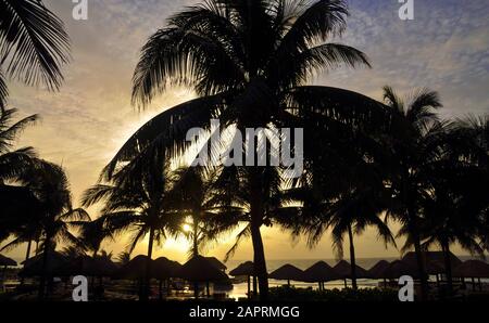 Lever de soleil depuis la plage à Cancun, Mexique Banque D'Images