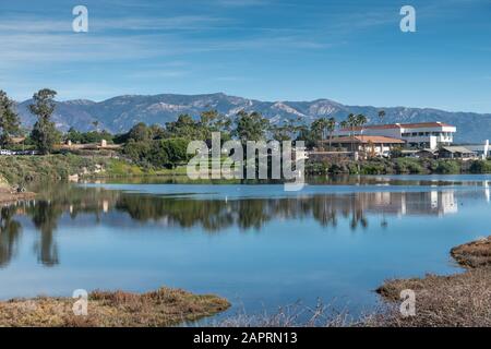 Goleta, CA, États-Unis - 2 janvier 2020: UCSB, Université California Santa Barbara. Laboratoire de biotechnologie marine, installations technologiques et d'exploitation vues de behin Banque D'Images