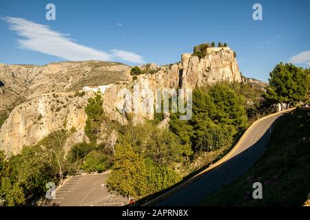 Belle vue sur une route entourée de montagnes rocheuses dans Guadalest Banque D'Images