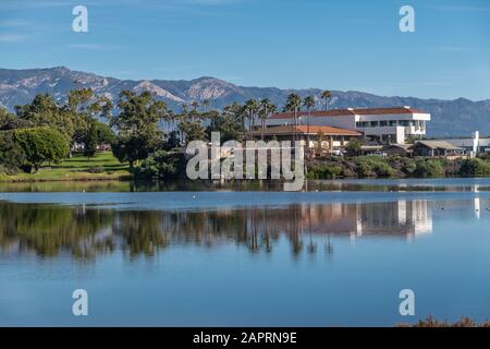 Goleta, CA, États-Unis - 2 janvier 2020: UCSB, Université California Santa Barbara. Laboratoire de biotechnologie marine, installations technologiques et d'exploitation vues de behin Banque D'Images