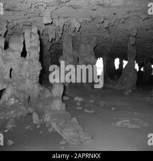 Voyage au Suriname et aux Antilles néerlandaises grotte De Dripstone Boca Spelonk sur Bonaire Date: 1947 lieu: Bonaire, Antilles néerlandaises mots clés: Grottes Banque D'Images