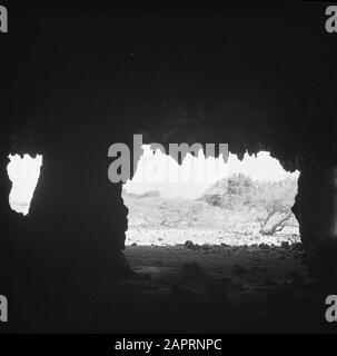 Voyage au Suriname et aux Antilles néerlandaises grotte De Pierre Sèche Boca Spelonk sur Bonaire Date: 1947 lieu: Bonaire, Antilles néerlandaises mots clés: Grottes, paysages Banque D'Images