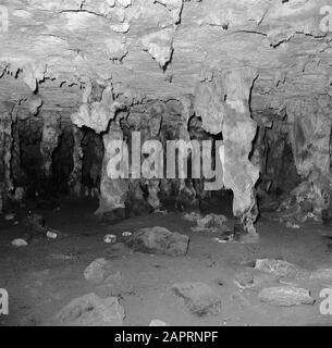 Voyage au Suriname et aux Antilles néerlandaises grotte De Dripstone Boca Spelonk sur Bonaire Date: 1947 lieu: Bonaire, Antilles néerlandaises mots clés: Grottes Banque D'Images