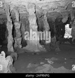 Voyage au Suriname et aux Antilles néerlandaises grotte De Dripstone Boca Spelonk sur Bonaire Date: 1947 lieu: Bonaire, Antilles néerlandaises mots clés: Grottes Banque D'Images