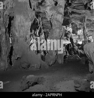 Voyage au Suriname et aux Antilles néerlandaises grotte De Dripstone Boca Spelonk sur Bonaire Date: 1947 lieu: Bonaire, Antilles néerlandaises mots clés: Grottes Banque D'Images