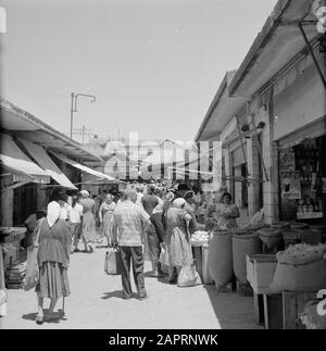 Israël 1964-1965: Jérusalem (Jérusalem), images de rue rue rue animée rue du marché dans la ville Date: 1964 lieu: Israël, Jérusalem mots clés: Visiteurs, épicerie, images de rue : Sondage, Willem van de, Banque D'Images