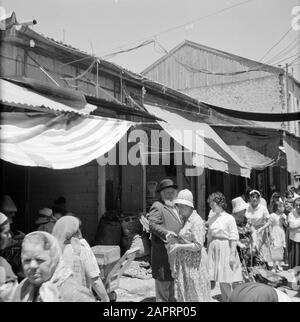 Israël 1964-1965: Jérusalem (Jérusalem), images de rue rue rue animée rue du marché dans la ville Date: 1964 lieu: Israël, Jérusalem mots clés: Visiteurs, épicerie, sculptures de rue, shopping Banque D'Images