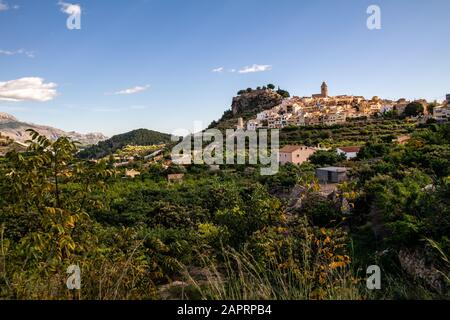 Belle vue sur les bâtiments de la ville de Polop en Espagne sur une montagne entourée d'une nature luxuriante Banque D'Images