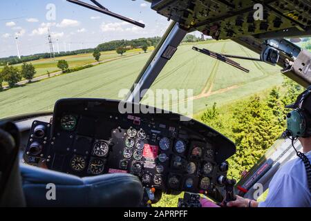 Ahlen, ALLEMAGNE - 5 JUIN 2016 : vue sur le poste de pilotage d'un hélicoptère Bell UH-1 Huey en vol. Banque D'Images