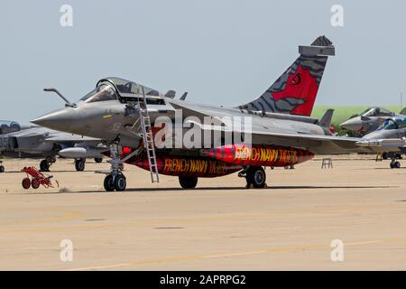 Saragosse, ESPAGNE - 20 MAI 2016 : avion de chasse Rafale de la Marine française sur le tarmac de la base aérienne de Saragosse. Banque D'Images