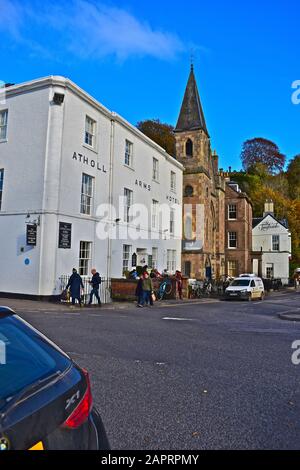 Vue Sur Tay Terrace Dunkeld. Montre Atholl Arms Hotel, la boutique Jeffreys Interiors (dans la vieille église), et le pub/bar Taybank. Banque D'Images