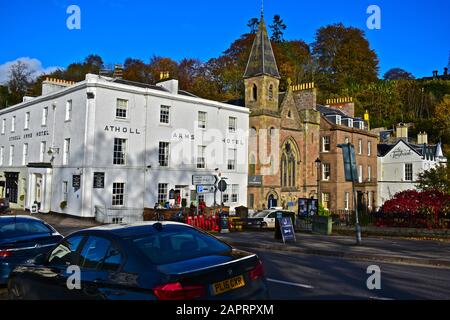 Vue Sur Tay Terrace Dunkeld. Montre Atholl Arms Hotel, la boutique Jeffreys Interiors (dans la vieille église), et le pub/bar Taybank. Banque D'Images