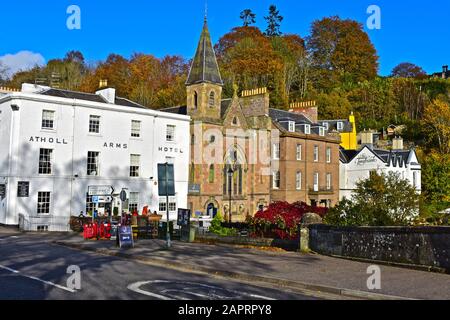 Vue Sur Tay Terrace Dunkeld. Montre Atholl Arms Hotel, la boutique Jeffreys Interiors (dans la vieille église), et le pub/bar Taybank. Banque D'Images