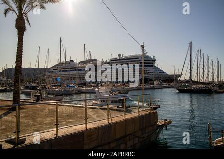 Immense navire entouré de bateaux dans le port espagnol à Carthagène Banque D'Images