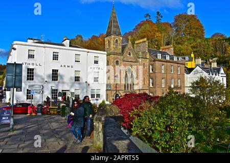 Vue Sur Tay Terrace Dunkeld. Montre Atholl Arms Hotel, la boutique Jeffreys Interiors (dans la vieille église), et le pub/bar Taybank. Banque D'Images