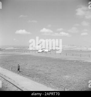 Moyen-Orient 1950-1955 : train de Amman à Damas une plate-forme de forage et quelques tentes dans le paysage jordanien Date: 1950 lieu: Jordanie, Zarka mots clés: Forage, panorama Banque D'Images