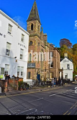 Vue Sur Tay Terrace Dunkeld. Montre Atholl Arms Hotel, la boutique Jeffreys Interiors (dans la vieille église), et le pub/bar Taybank. Banque D'Images