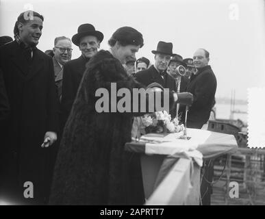 Tewaterlating Crania by C. van der Giessen & Zoonen's Shipwerven N.V., Krimpen aan den IJssel Date: 11 January 1955 lieu: Krimpen aan den IJssel mots clés: Tewaterlatingen Nom de l'établissement: C. van der Giessen & Zoonen's Scheepswerven N.V. Banque D'Images