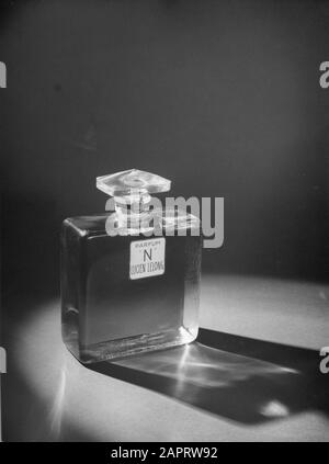 Publicité Photographie une bouteille de parfum de la marque Lucien Lelong, photographiée pour Dorland Paris Date: Août 1936 lieu: France, Paris Banque D'Images
