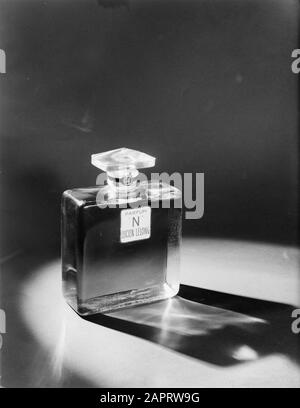 Publicité Photographie une bouteille de parfum de la marque Lucien Lelong, photographiée pour Dorland Paris Date: Août 1936 lieu: France, Paris Banque D'Images