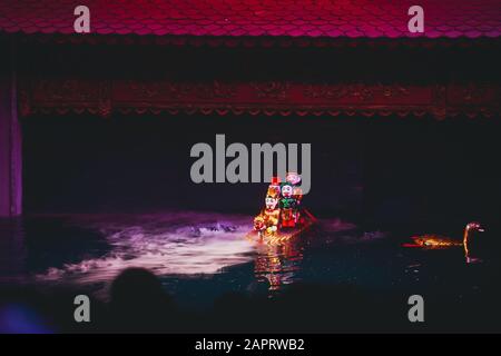 Théâtre traditionnel vietnamien de poupées de marionnettes d'eau à Hanoi, Vietnam, spectacle de poupées de marionnettes d'eau Banque D'Images