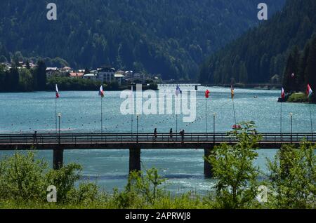 Un pont au-dessus du lac Auronzo vous permet d'atteindre la promenade sur la rive opposée Banque D'Images