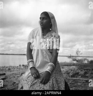 Voyage au Suriname et aux Antilles néerlandaises une femme hindoue sur les rives de la rivière Suriname Date: 1947 lieu: Suriname mots clés: Hindous, rivières Banque D'Images