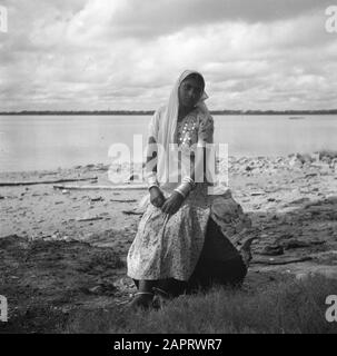 Voyage au Suriname et aux Antilles néerlandaises une femme hindoue sur les rives de la rivière Suriname Date: 1947 lieu: Suriname mots clés: Hindous, rivières Banque D'Images