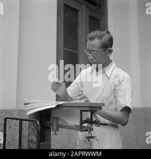 Volontaires de guerre à Malaca et en Indonésie un administrateur indonésien à une échelle Date: 1946 lieu: Indonésie, Pays-Bas Antilles orientales mots clés: Personnel administratif, échelles Banque D'Images