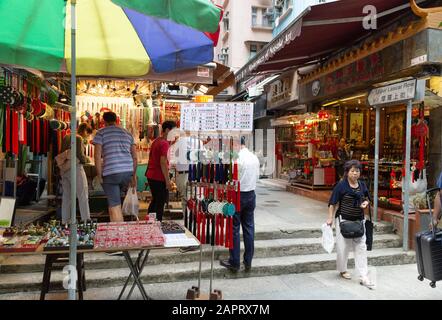 Lascar Row Hong Kong; Les Gens font du shopping parmi les étals anciens de Upper Lascar Row, Hong Kong Island, Hong Kong Asia Banque D'Images