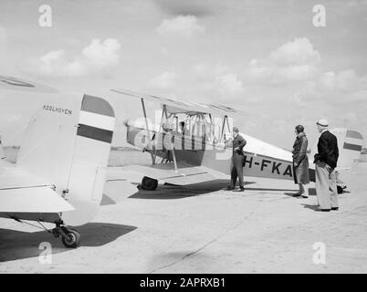 National Aviation School Holland UN avion de classe Kolhoven FK-46 surnommé « Cow of Koebeest » en raison de son comportement de vol docile de la National Aviation School Holland à Amsterdam Schiphol avec instructeur et pilote aspirant, debout un mécanicien et deux pilotes étudiants-Annotation : La National Aviation School Holland est située à Rotterdam Waalhaven et Amsterdam Schiphol Date : 1933 lieu : Amsterdam, Rotterdam mots clés : étudiants, enseignants, mécaniciens, pilotes, formation en vol, avion Nom personnel : frits Koolhoven Banque D'Images