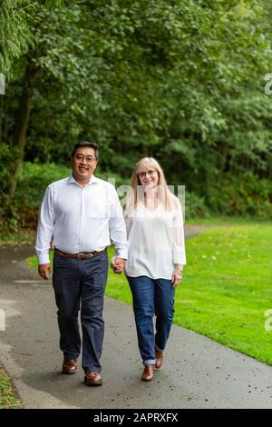 Portrait d'un couple mature qui marche ensemble le long d'un sentier; Langley, Colombie-Britannique, Canada Banque D'Images