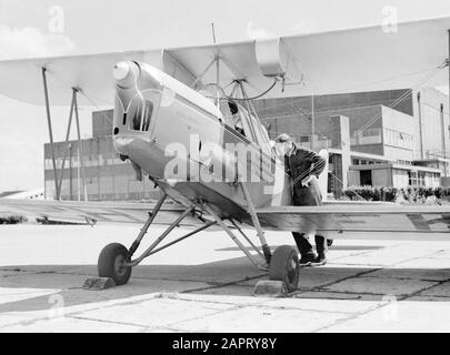 National Aviation School Holland UN mécanicien parle au pilote aspirant de l'avion de classe Koolhoven-FK 46 surnommé 'Cow of Koebeest' en raison de son comportement de vol docile de la National Aviation School Holland Amsterdam Annotation: La National Aviation School Holland était basée à Rotterdam Schiphol Waalhaven et Amsterdam Schiphol Date: 1933 lieu: Amsterdam, Rotterdam mots clés: Elèves, mécaniciens, pilotes, formation en vol, avion Personname: Frits Koolhoven Banque D'Images