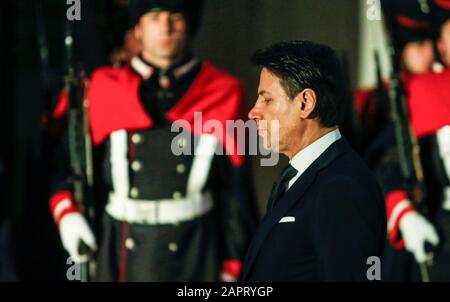 Rome, Italie. 24 janvier 2020. Le premier ministre italien Giuseppe Conte arrive à souhaiter la bienvenue au président irakien au Palais Chigi. Crédit: Riccardo De Luca Crédit: Mettre À Jour Images/Alay Live News Banque D'Images