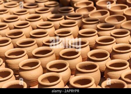 Les pots d'argile dans la ville de Pottery est vieux lieu à Bangalore. Inde Banque D'Images